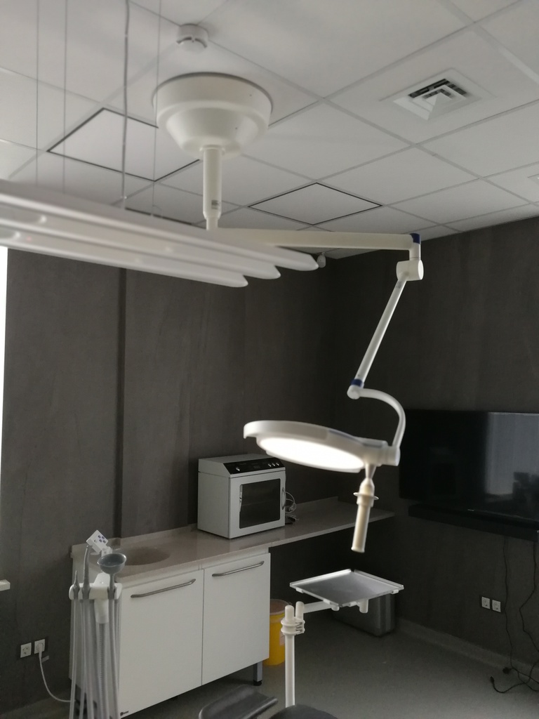 Потолочный светильник в больнице